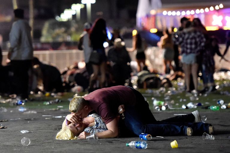 Mees kaitseb oma kehaga Las Vegase tulistamises haavata saanud naist