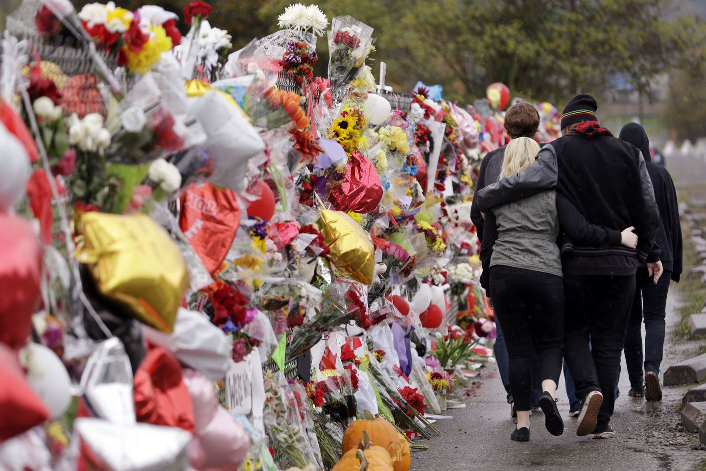 Koolitulistamise ohvrite mälestuseks toodud lilled, õhupallid ja mänguasjad Marysville'is.