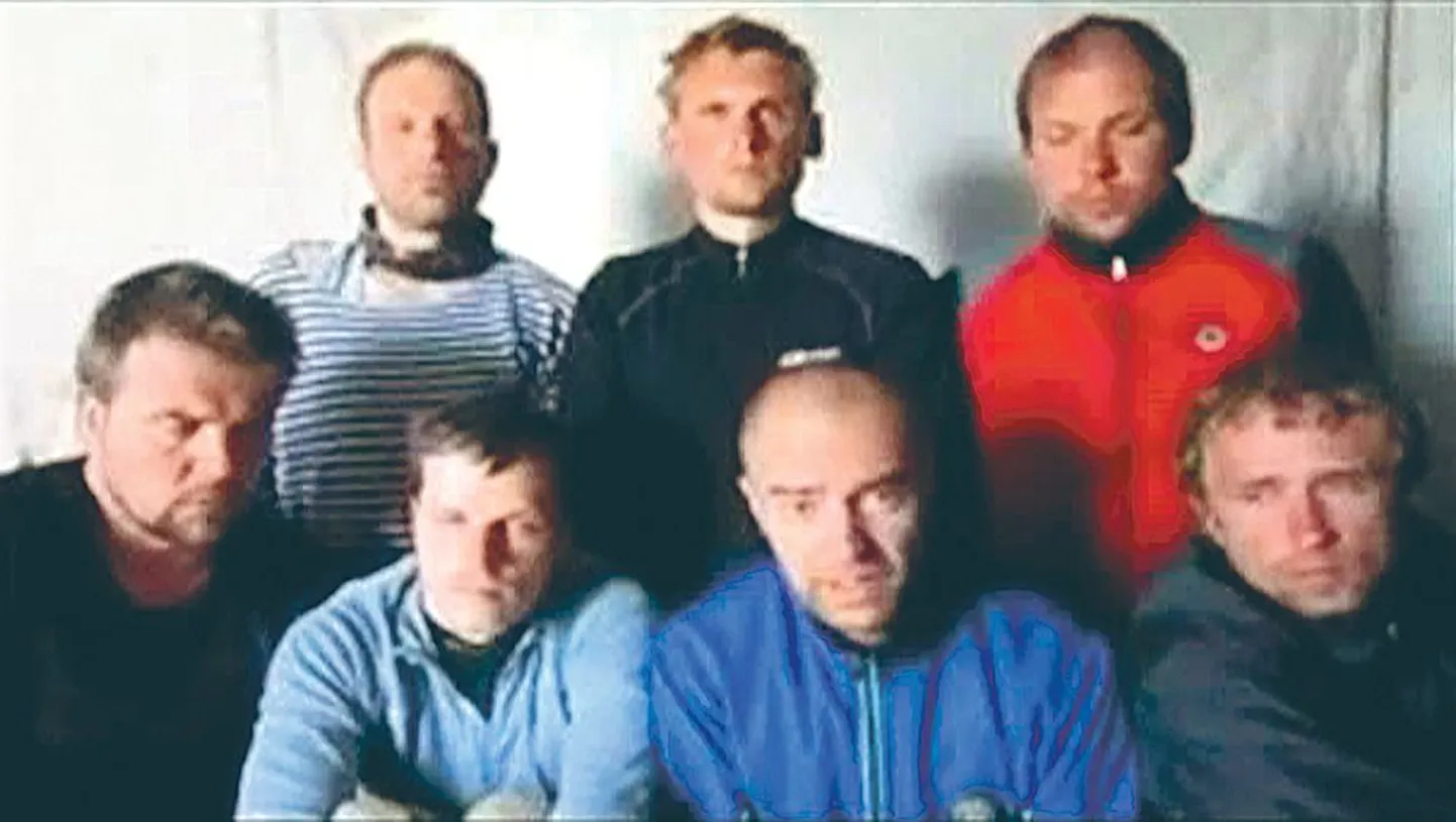 Кадр видеозаписи взятых в заложники эстонских велосипедистов.
