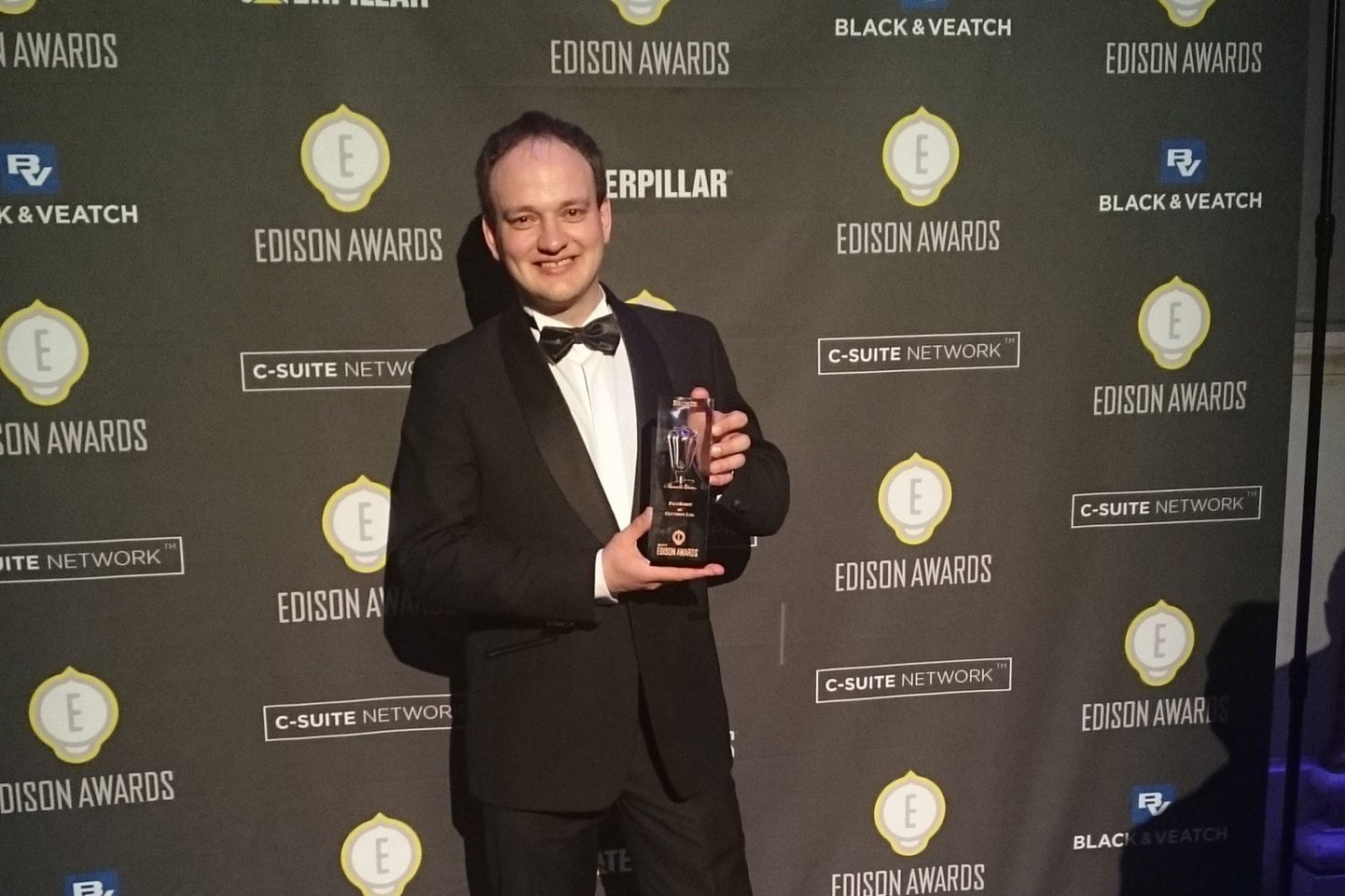Cleveroni disainer Lauri Hirvesaar New Yorgis  Edison Awards galal. Igal aastal kandideerib Edison Awardsi auhinnale 7000 nominenti. Eelmiste aastate võitjate hulgas on sellised ettevõtted nagu Cisco, Lenovo, Logitech, Hyndai, Yahoo, AT&T ja FitBit.