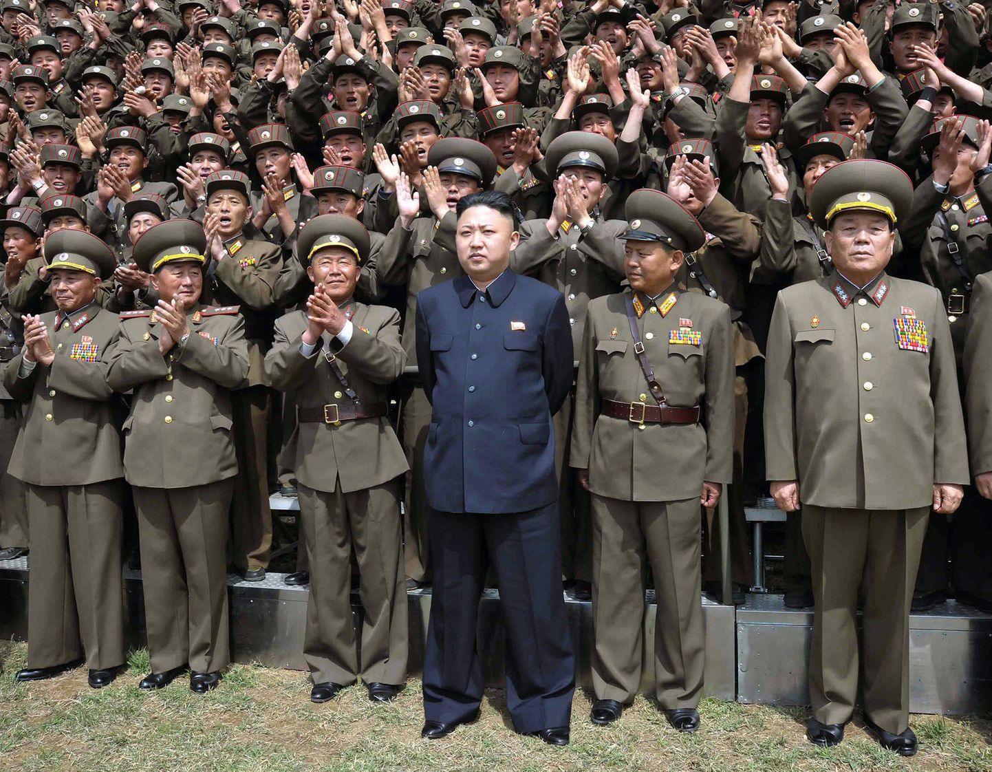 Põhja-Korea liider Kim Jong-Un koos sõjaväelastega