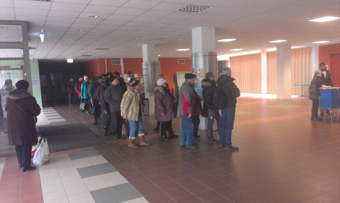 Viljandi spordihoone fuajees ootavad oma hääletamisjärjekorda kümned inimesed.