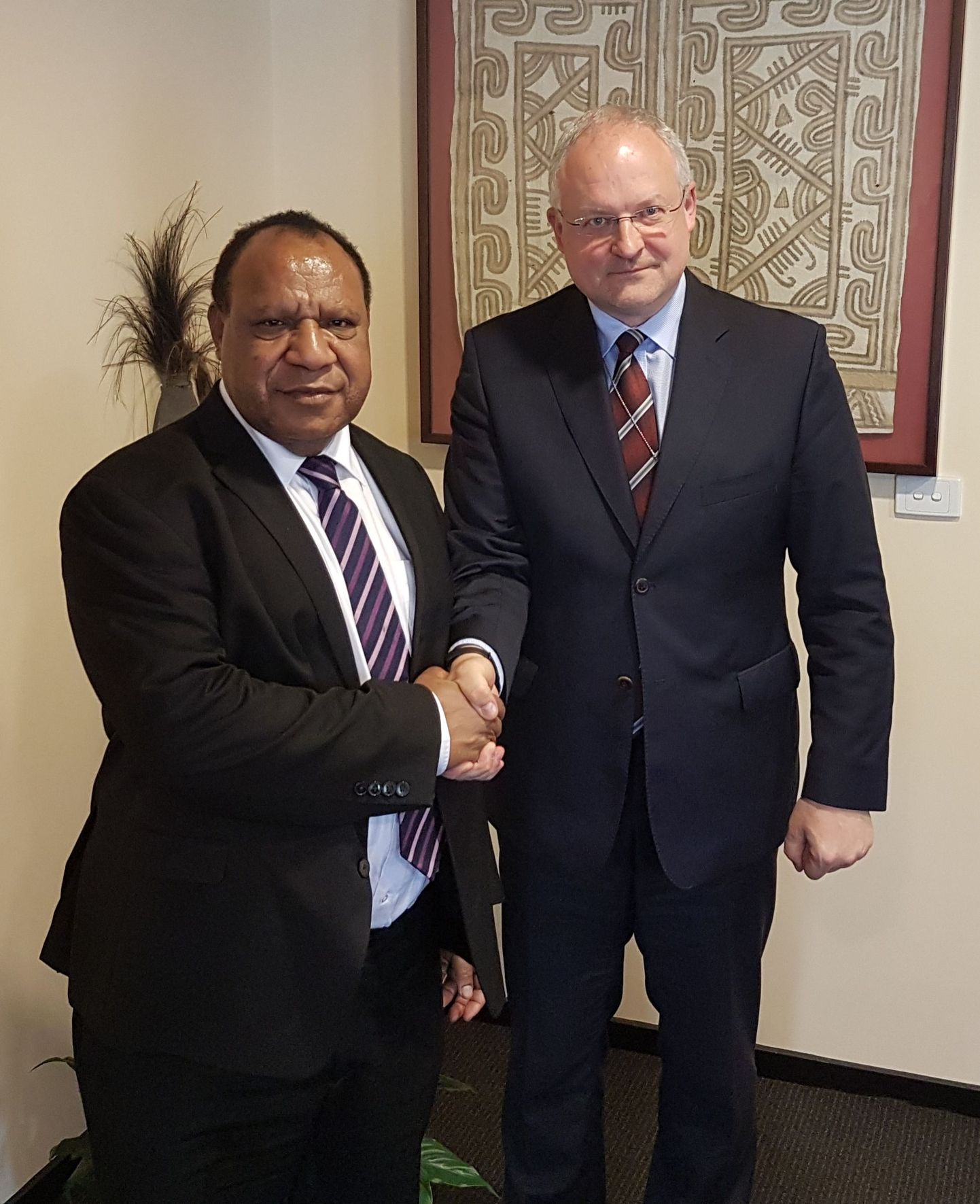 Suursaadik Andres Unga ja Paapua Uus-Guinea välisminister Rimbink Pato.