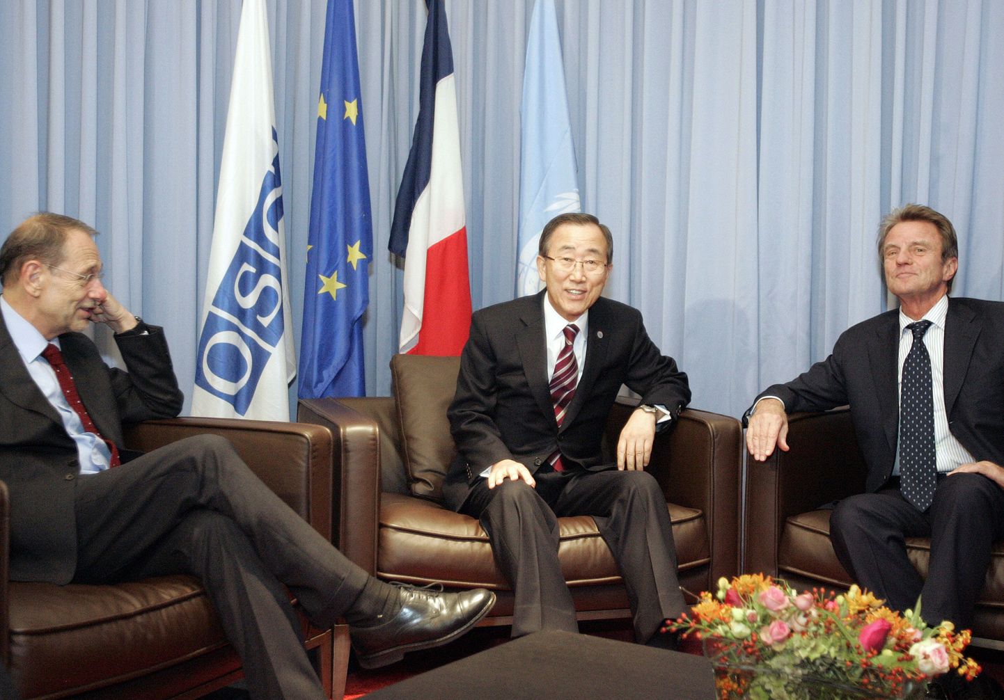 Prantusmaa välisminister Bernard Kouchner (paremal), ÜRO peasekretär Ban Ki-Moon (keskel) and Euroopa Liidu välis- ja julgeolekupoliitika juht Javier Solana (vasakul) võtavad kõik Genfi kõnelustest osa.