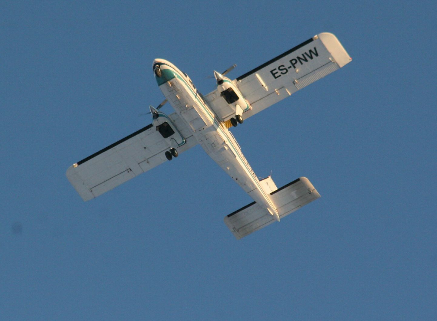 Самолет, курсирующий между островом Кихну и материком.