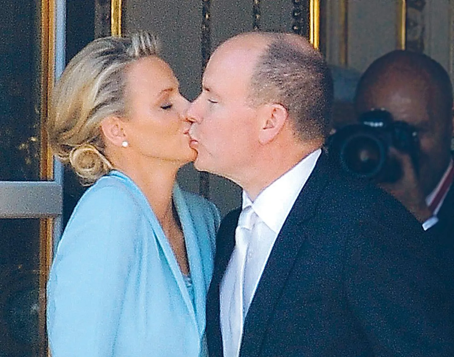 Vürst Albert II ja peatne vürstinna Charlene pärast ilmalikku registreerimist paleerõdul suudlemas.