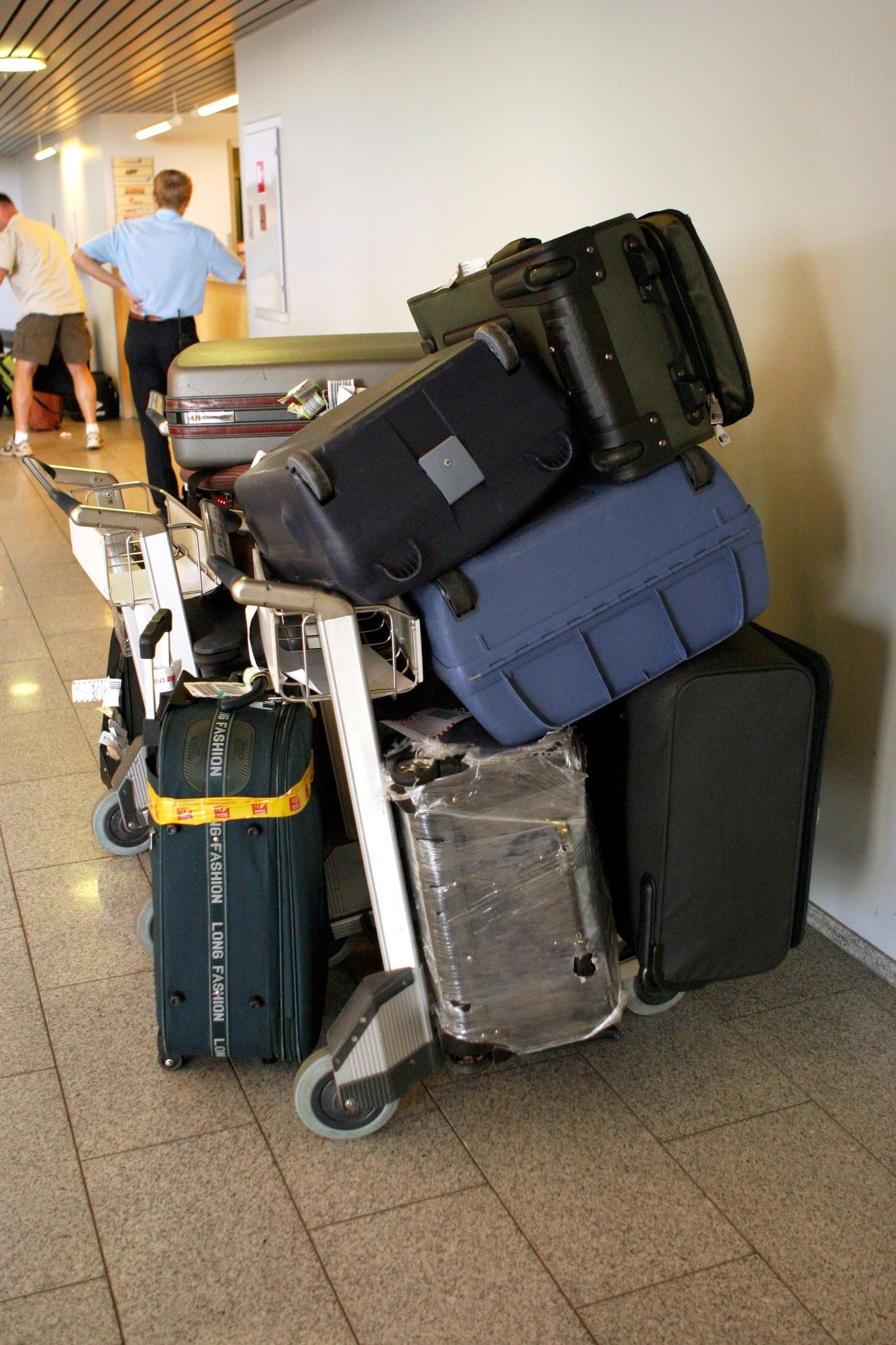Perthi lennujaama tollitöötajad manitsesid inimesi oma pagasil alati silma peal hoidma ning mitte kunagi võõraid kohvreid kandma.
