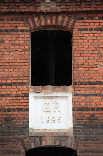 Veski ukse kohal on säilinud omaniku Georg Riigi nimetähtede ja aastaarvuga plaat «G.R 1885».