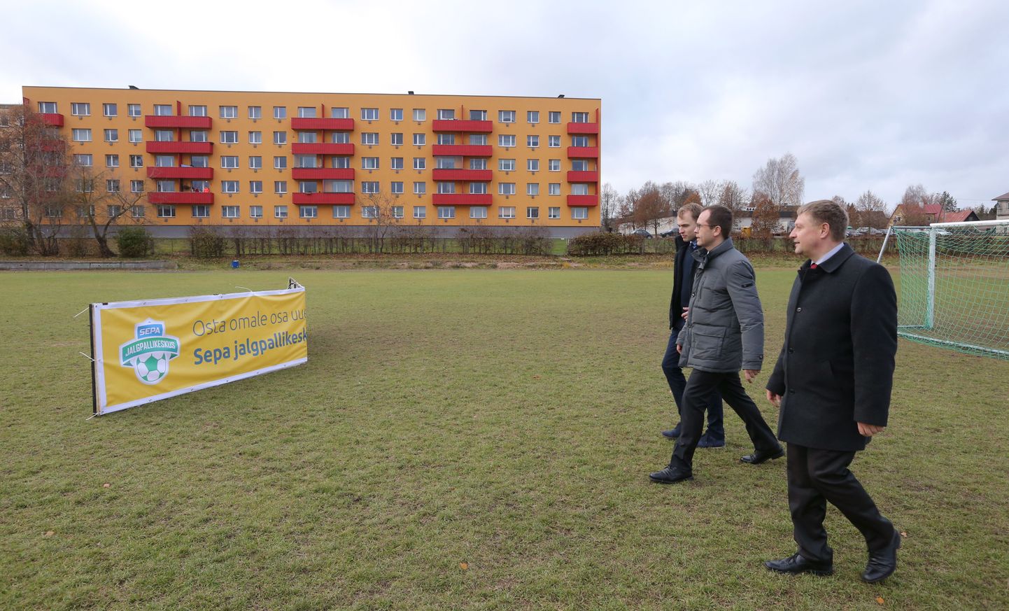 Tartu linnapea Urmas Klaas (keskel)novembris ühisrahastuskampaania avamisele sammumas.