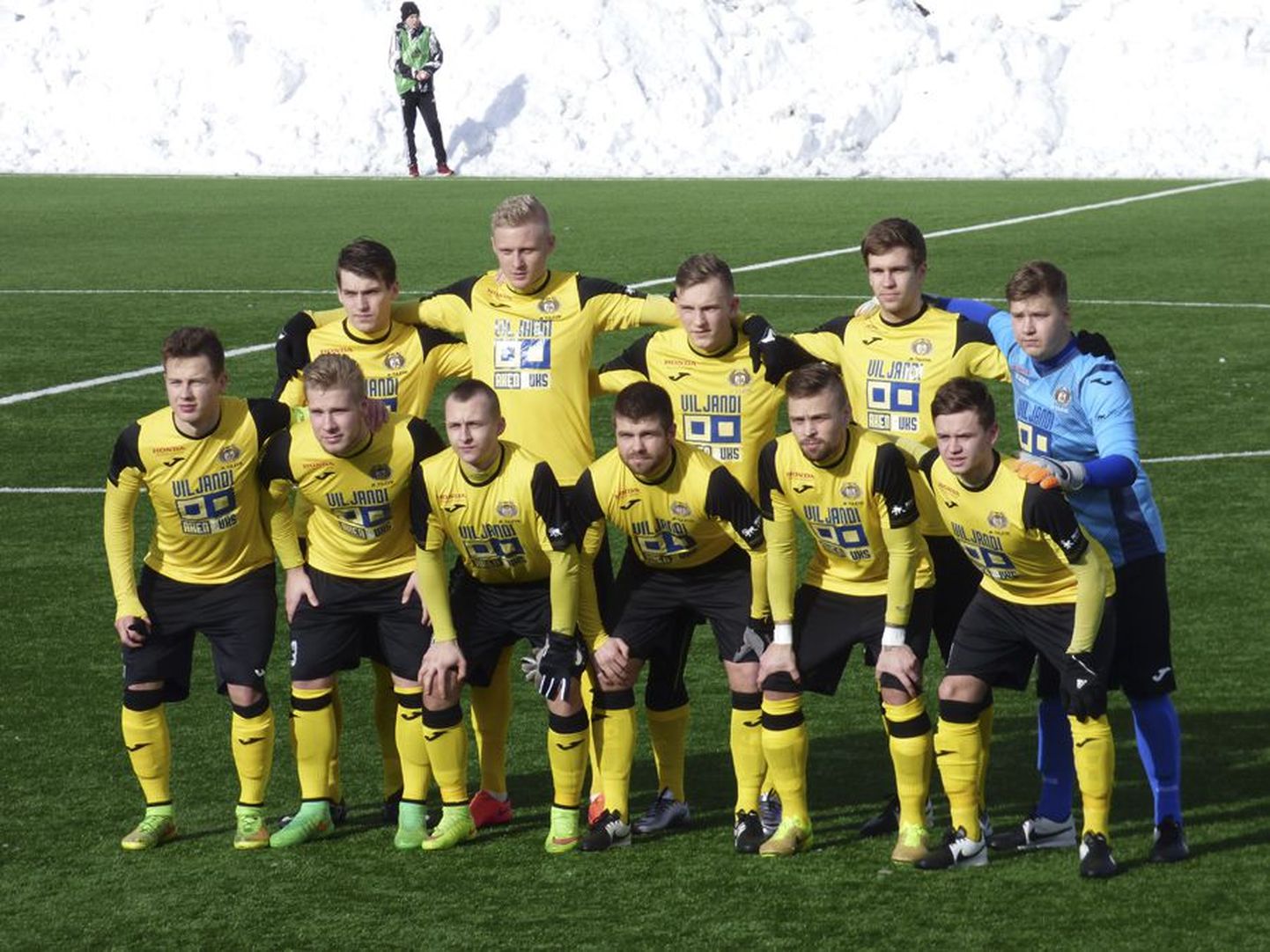 Viljandi Tuleviku meeskond poseeris fotograafidele enne laupäeval Tallinnas peetud hooaja esimest kohtumist.