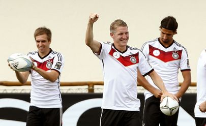 Heatujulised Bastian Schweinsteiger, Philipp Lahm ja Sami Khedira Saksamaa koondise treeningul.