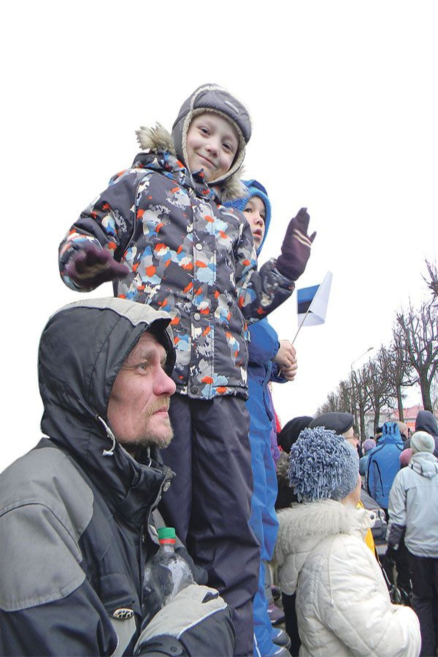 Чтобы лучше видеть парад, дети и взрослые забирались на выступы фасадов домов вдоль Таллиннского шоссе, по которому двигались войска и боевая техника.