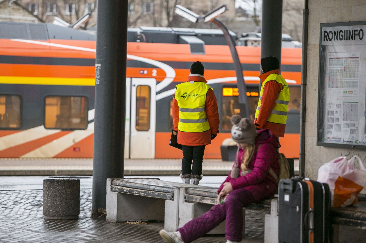Elron saatis Balti jaama infotöötajad, kes abistavad reisijaid õigete rongide leidmisel.