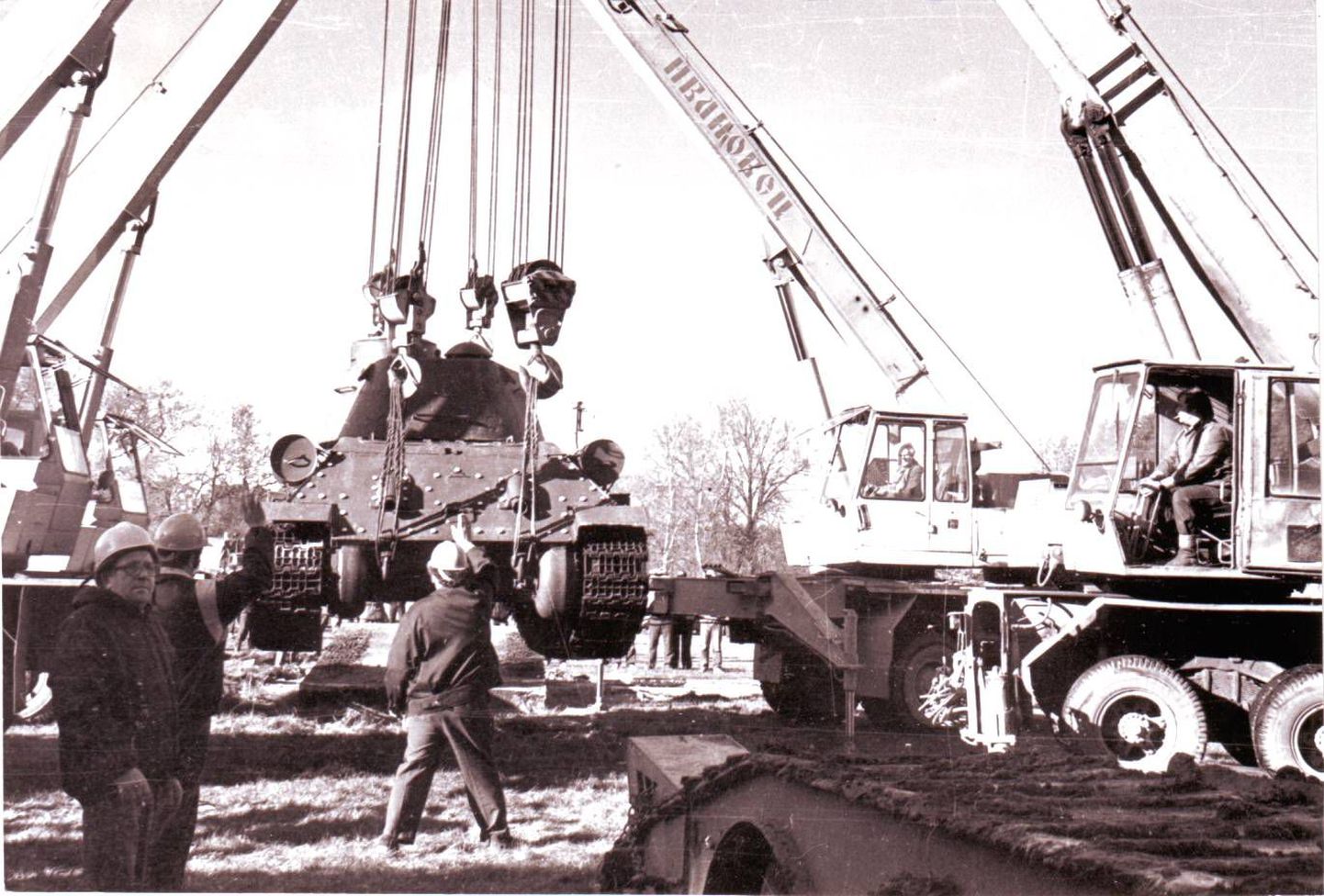 Sindi-Lodja teeristis seisnud tank võeti maha 1990. aastal. Arhiivifoto.