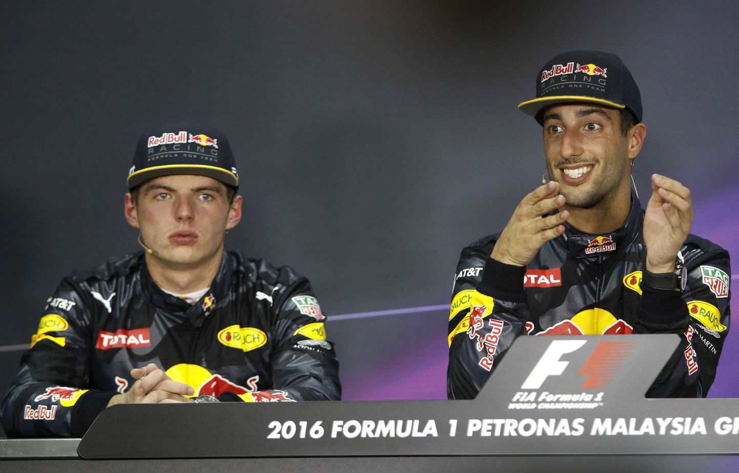 Max Verstappen (vasakul) pressikonverentsil koos Red Bulli kuuluva tiimikaaslase Daniel Ricciardoga.
