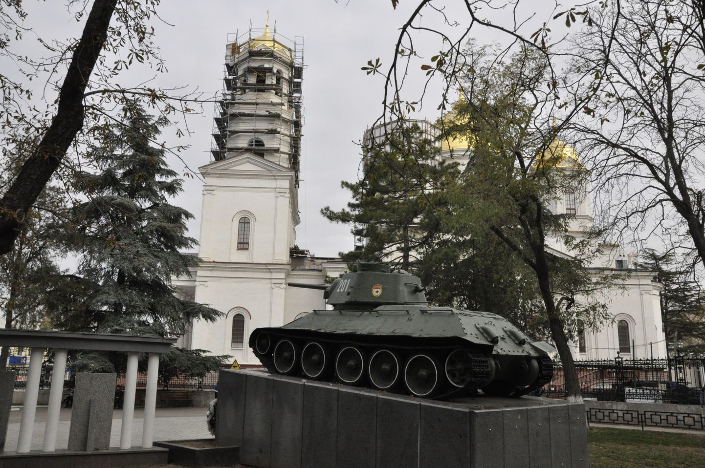 Simferopoli kesklinnas seisvad kõrvuti õigeusu kirik ja monument tankile, mis õnneks sihib napilt kirikust mööda.