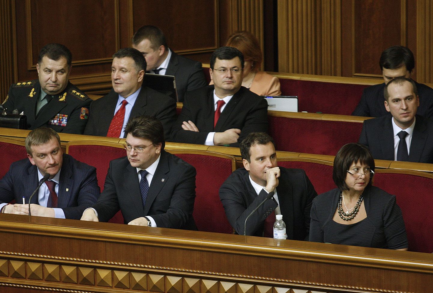 Ukraina uued ministrid. Esimeses reas vasakult teine on Aivaras Abromavičius ja paremalt esimene USA päritolu Natalia Jaresko. Gruusia endine tervishoiuminister Aleksandr Kvitašvili on teises reas paremalt teine.