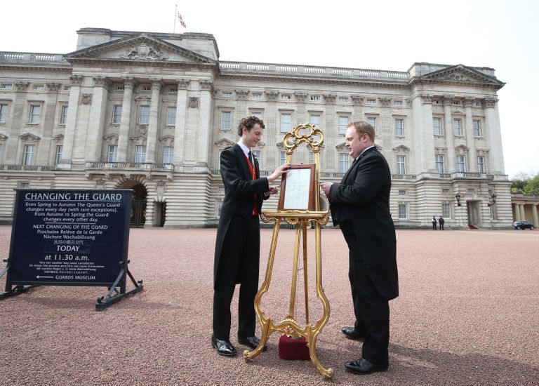 Buckinghami palee ette asetati ametlik teade printsessi sünni kohta