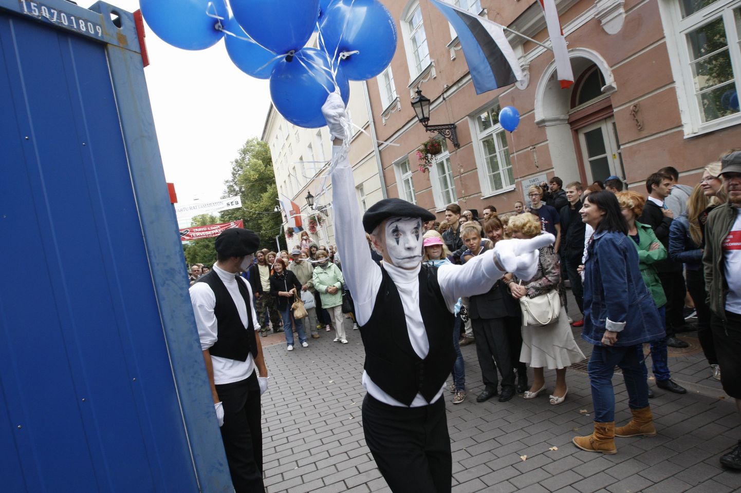 Festivali Draama aegu on Tartu tänavatel tavatult palju elevust.