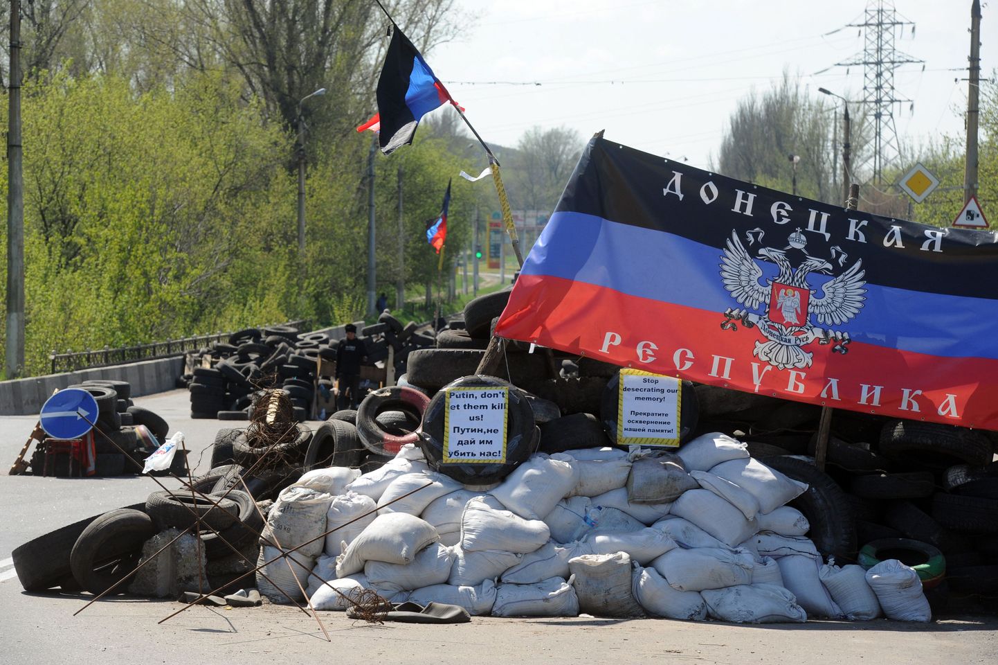 Olematu riigi ehk Donetski rahvavabariigi lipp Kramatorski linna kontrollpunktis.