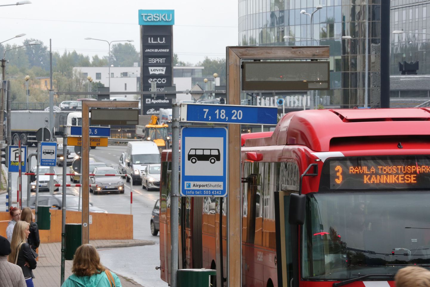 Tartu kesklinnas on rivist väljas elektroonilised bussiinfo tablood.