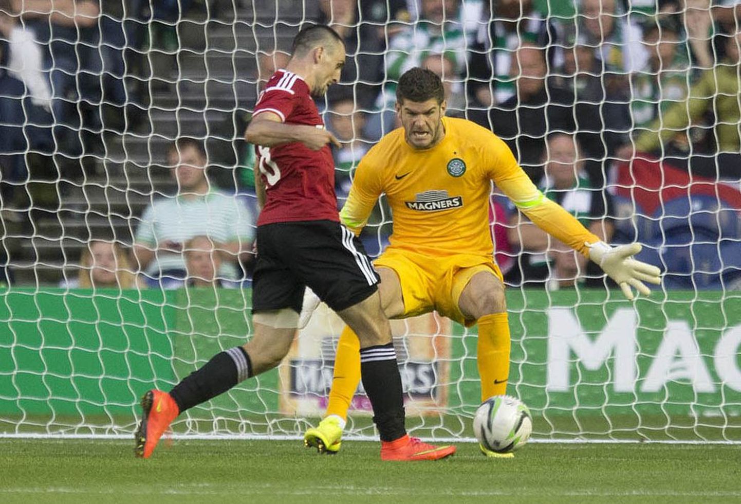 Michal Kucharczyk saadab palli Glasgow Celticu väravasse.