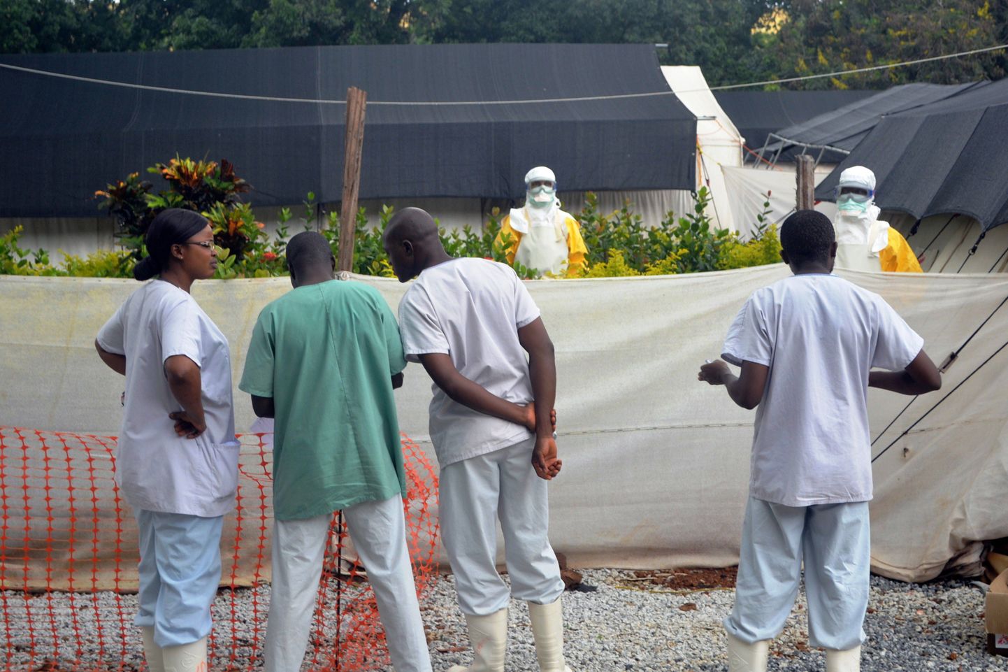 Ühenduse Piirideta arstid vabatahtlikud valvavad Libeerias ebolakahtlusega patsientide karantiinikeskus.