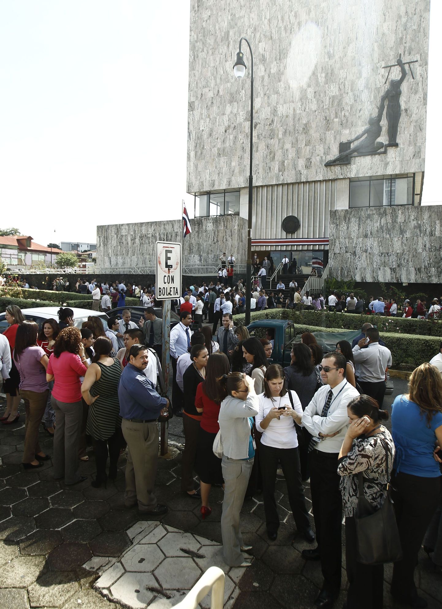 Maavärina tõttu hoonetest evakueeritud inimesed täna Costa Rica pealinnas San Josés.