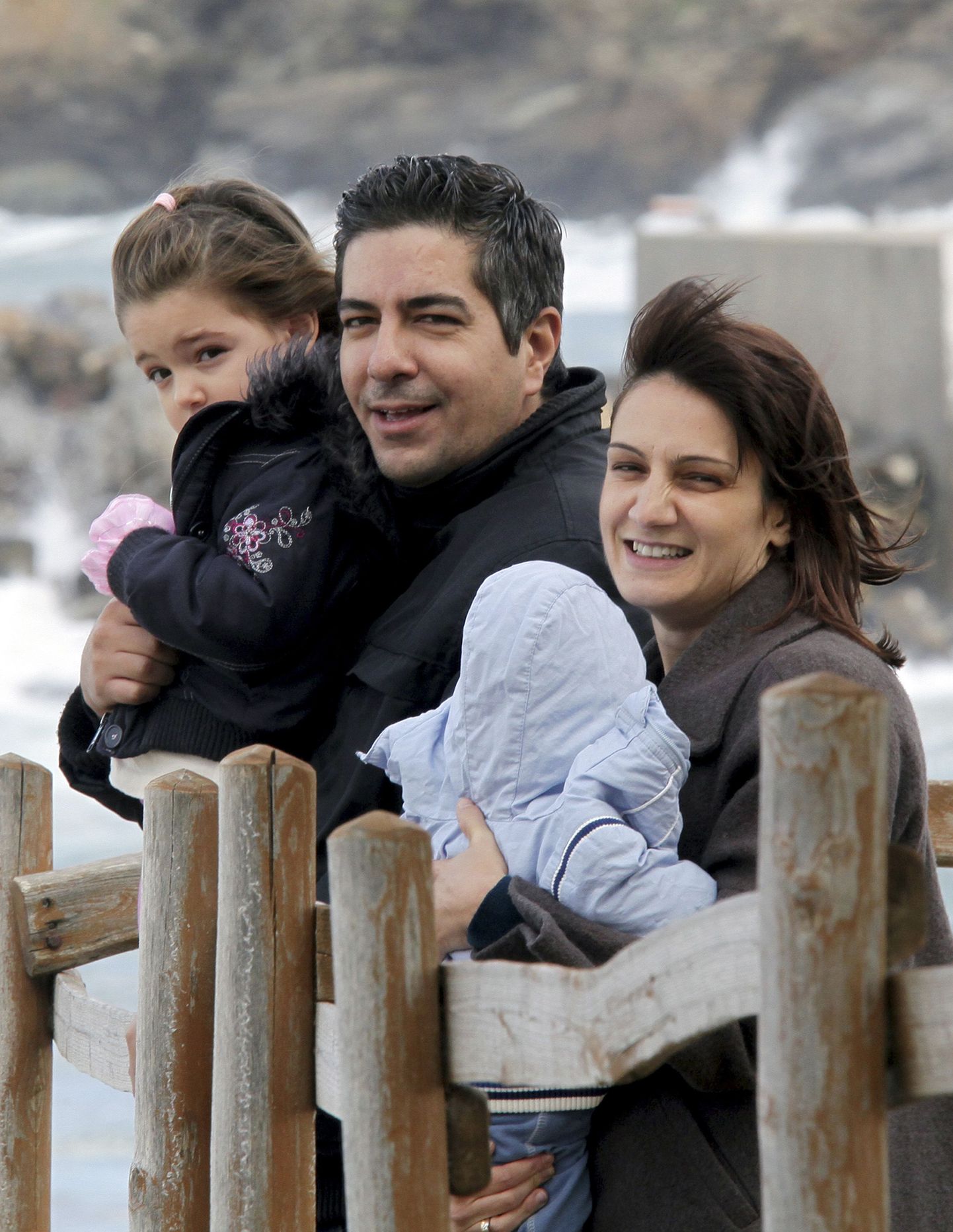 Majanduskriis sunnib kreeklasi linnast maale kolima. Fotol George Vassiliadis ja Georgia Katharaki ning nende kaks last
