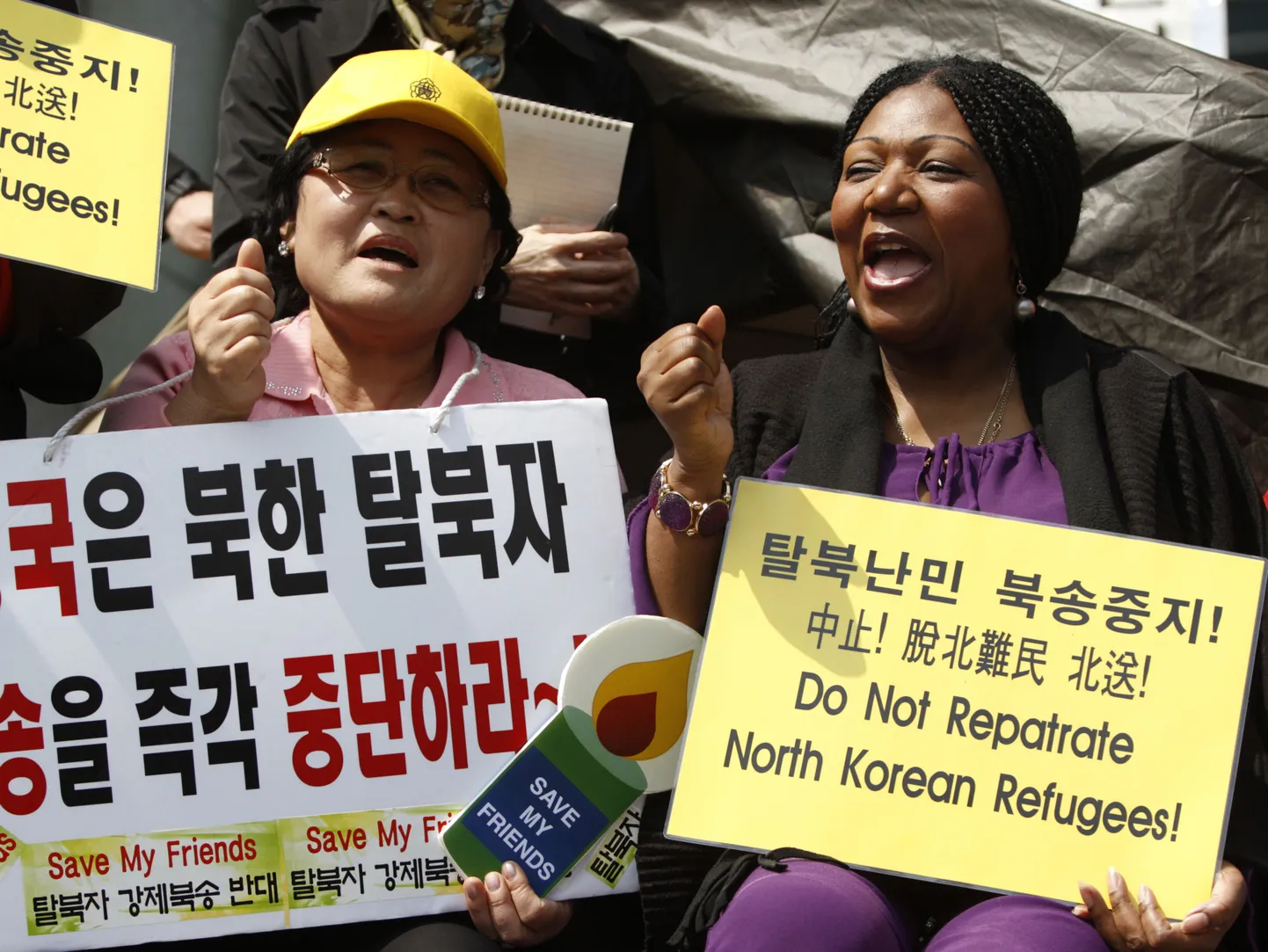 Ansambli Boney M laulja Liz Mitchell (paremal) Soulis Hiina saatkonna lähistel eile aset leidnud meeleavaldusel, kus nõuti põhjakorealastest põgenike väljaandmise lõpetamist.