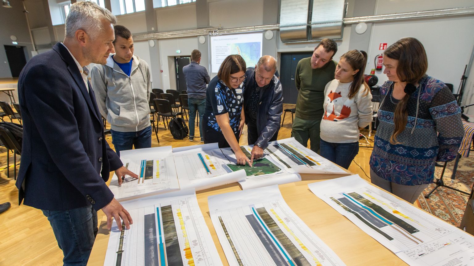 Maile Polikarpus rääkis igale diagrammile selgitava jutu juurde.
