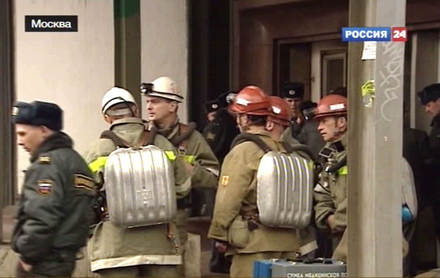 Miilitsad ja tuletõrjujad Lubjanka metroojaama juures.