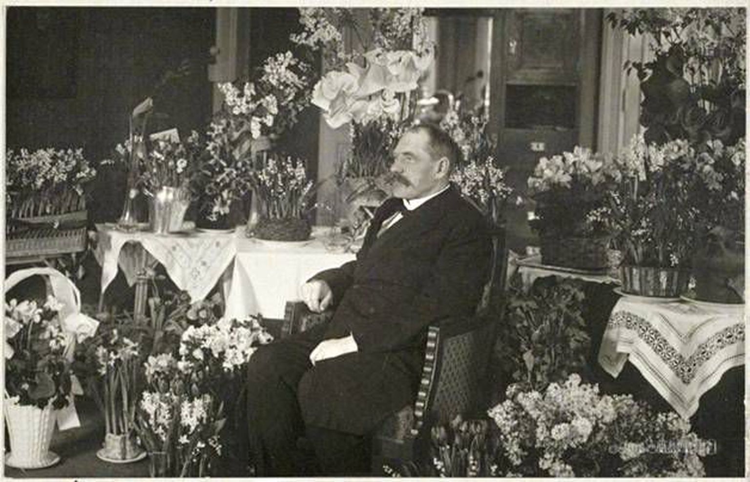 Svinhufvud toimetati Helsingi raudteejaamast hotelli Kämp 29. märtsil 1917