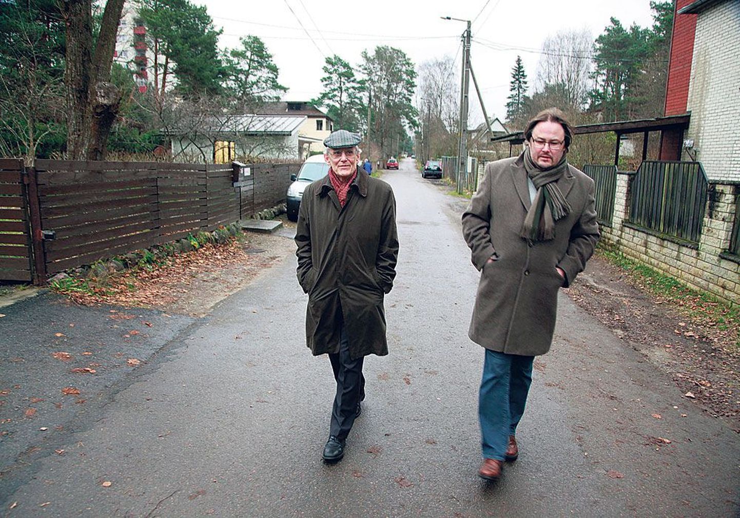 Põnevad lood: isa ja poeg Jüri 
ja Mart Engel­brecht teavad väiksel Tallinna tänaval iga maja ajalugu.
