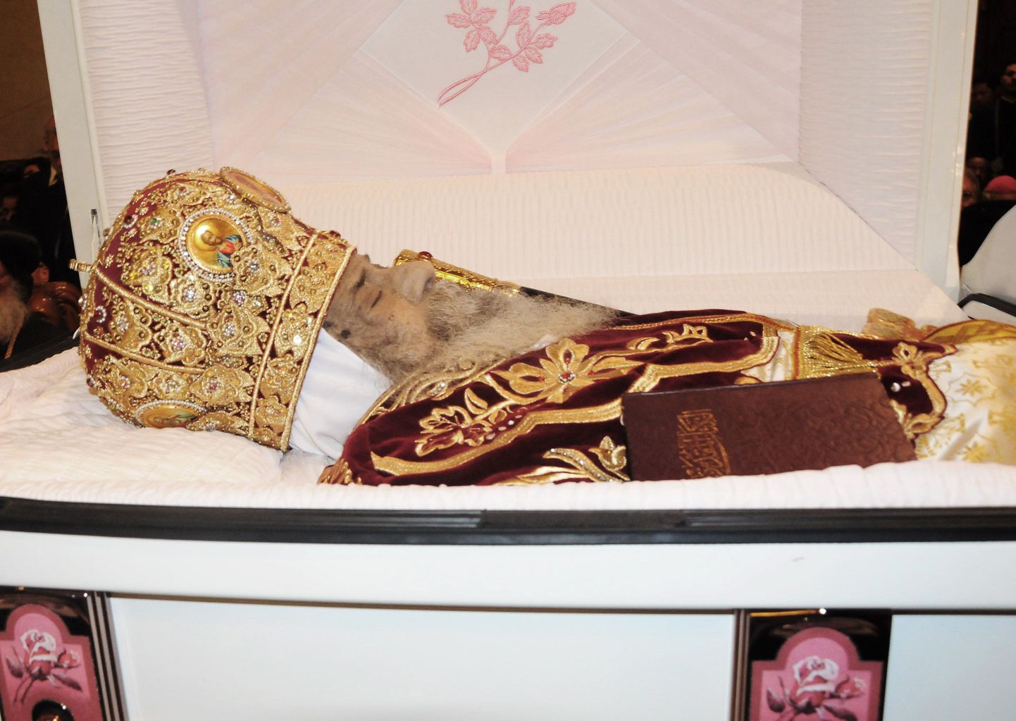 Kirst paavst Shenuda III surnukehaga.