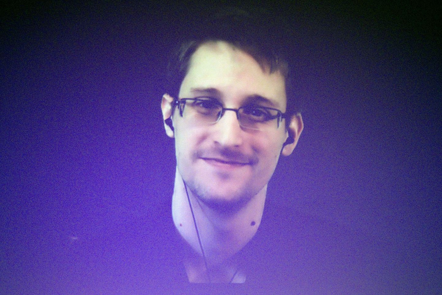 10. detsembril osales endiselt Venemaalv viibiv Snowden videolingi vahendusel inimõigusorganisatsiooni Amnesty International konverentsil Pariisis.