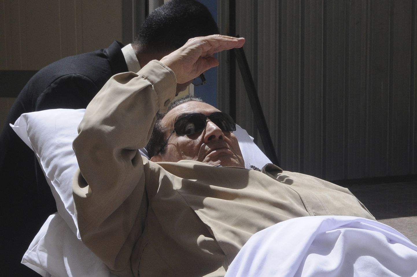 Egiptuse endine president Hosni Mubarak saabumas Kairo kohtusse 2. juunil