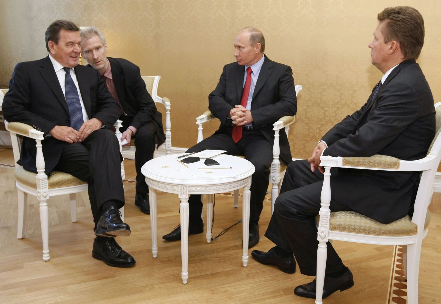 Vene Föderatsiooni peaminister Vladimir Putin pidamas nõu Gazpromi tegevjuhi Aleksei Milleri ja aktsionäride nõukogu esimehe Gerhard Schröderiga.