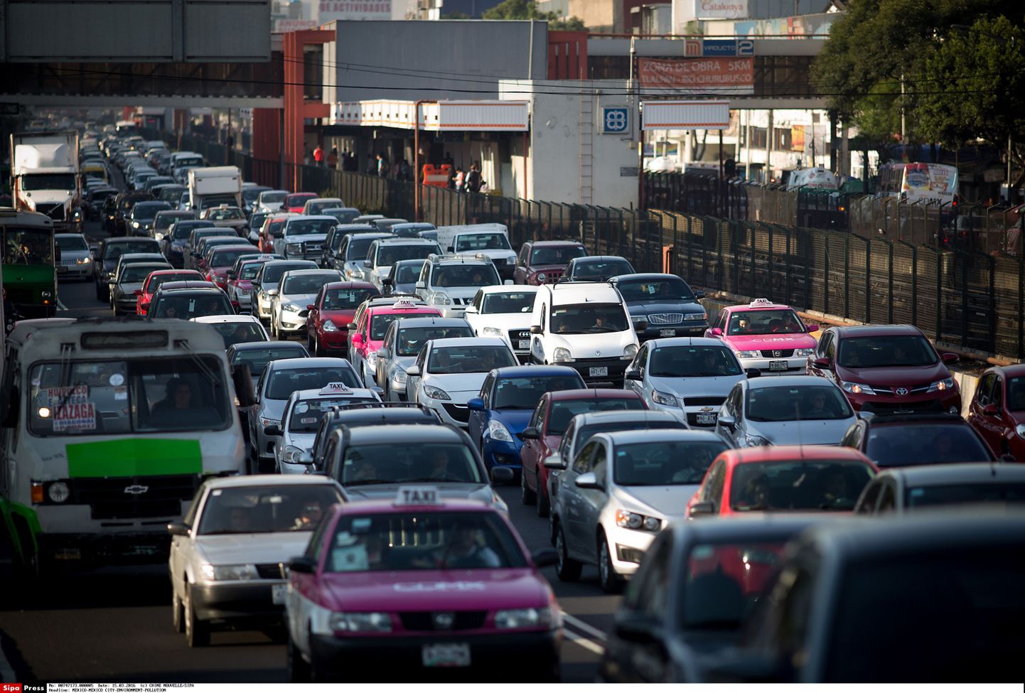 México linnas on õhusaaste suur probleem, mistõttu ei tohi juhid vastavalt numbrimärgile ühel päeval nädalas oma autot kasutada.