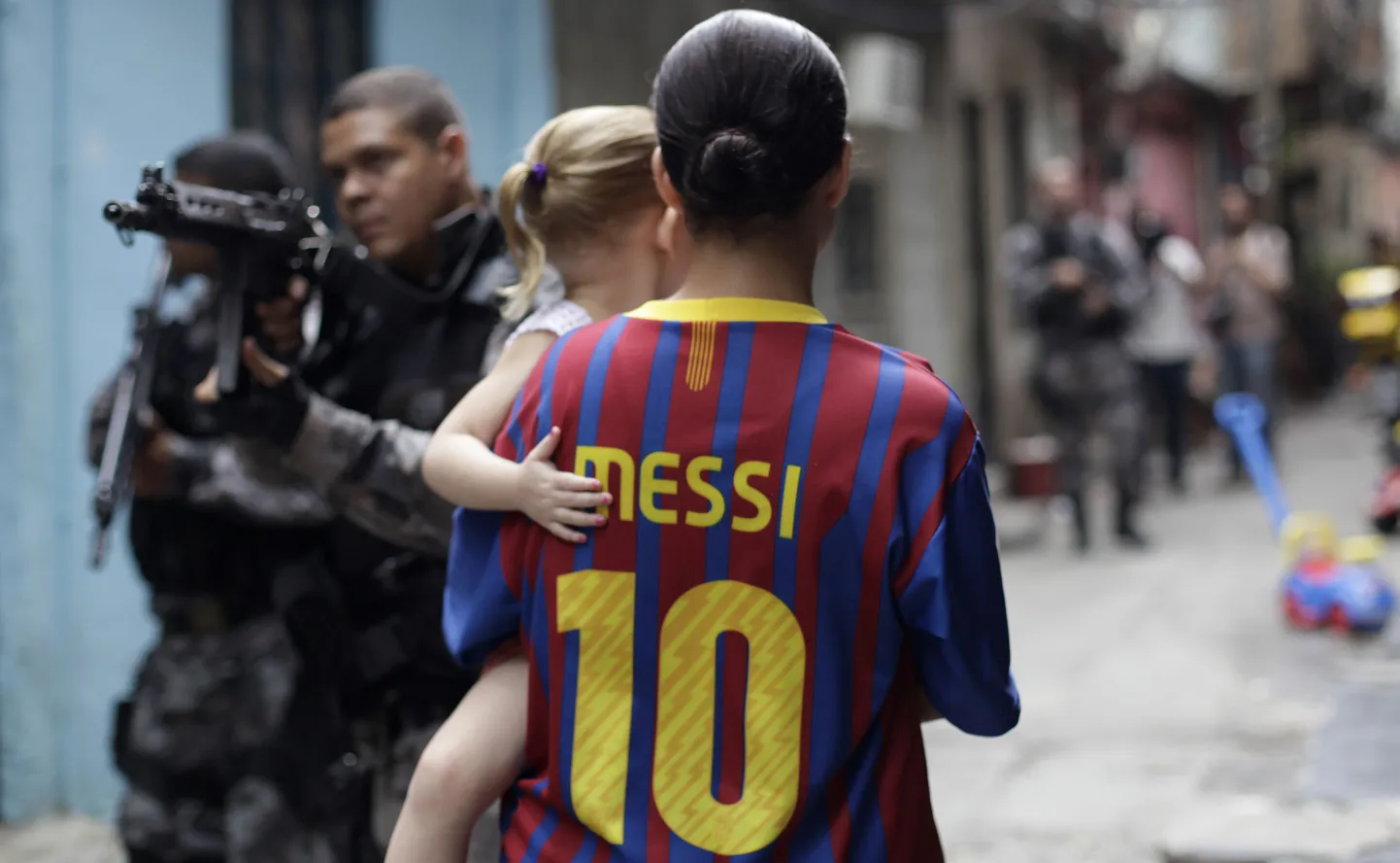 Lionel Messi fänn Rio de Janeiro tänavatel. Naise iidol hakkab jalgpalli mängimise eest teenima 1,6 miljonit eurot kuus.