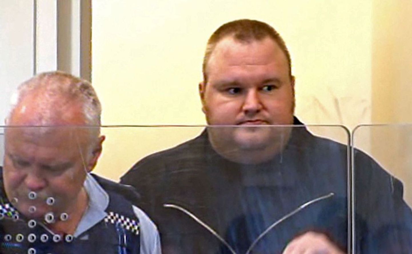 Internetiäri väidetav 
pealik Kim Schmitz (paremal) vahistati eile.