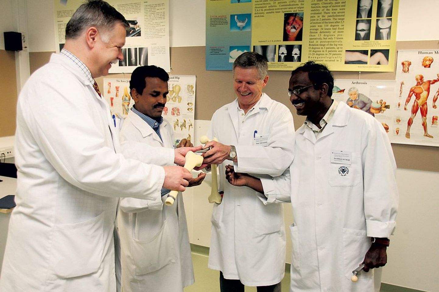 Dotsent Aare Märtson (vasakult) kontrollib, kas dr Kishor Kumar mäletab, kuidas protees reieluusse asetub. Prof Tiit Haviko ja dr Kiran Kumar vaatavad asja huviga pealt.