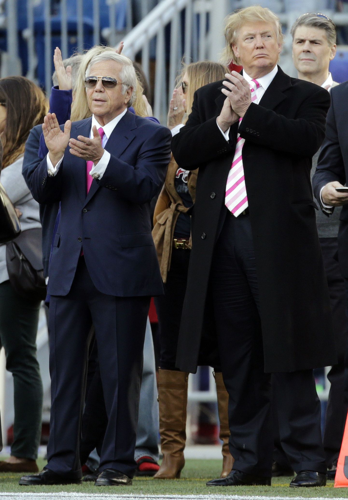New England Patriotsi omanik Robert Kraft (vasakul) ja toona veel lihtsalt ärimehe staatuses olnud Donald Trump 2012. aasta oktoobris.