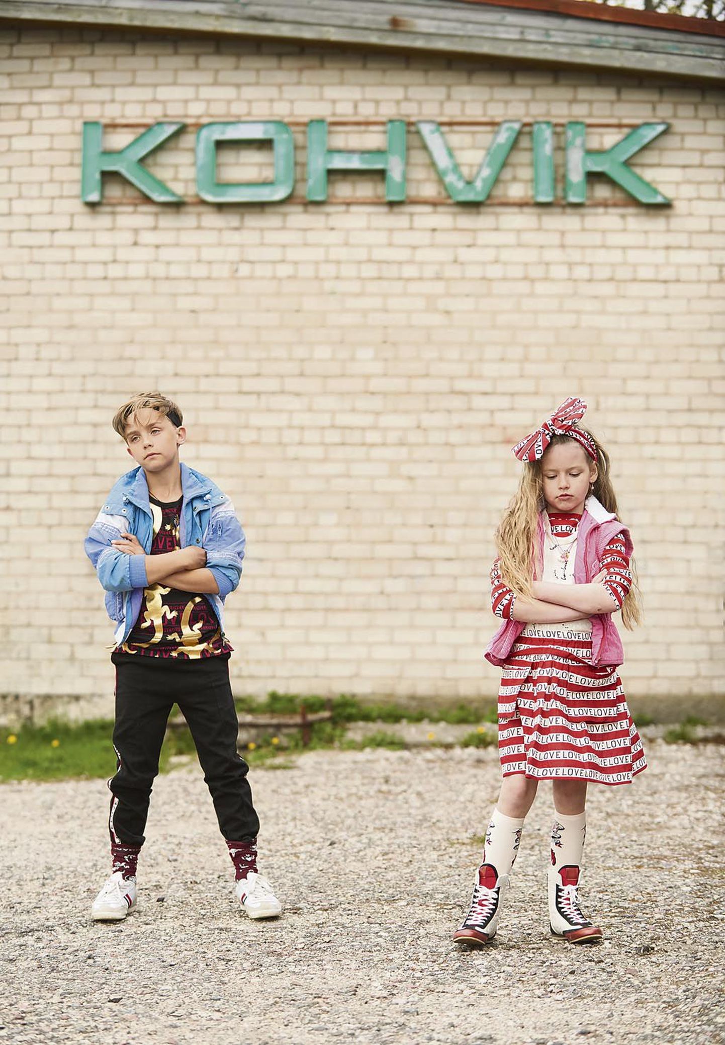 Sindi on Altjõe jutu järgi tohutult hea energiaga paik. Pildil on 80ndatest pärit riided miksitud H&M Studio kollektsiooniga.