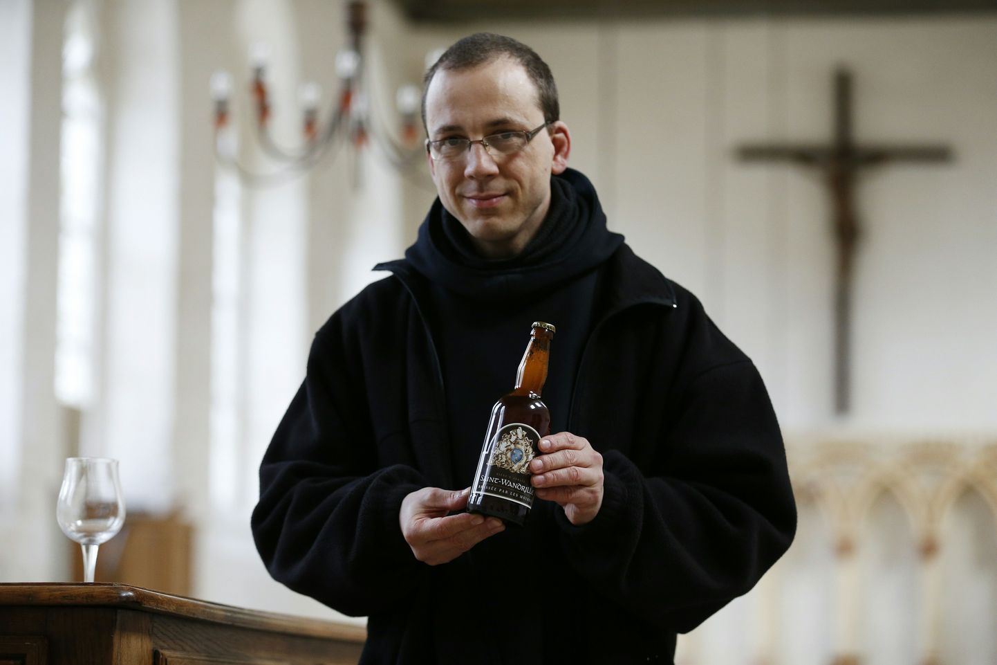 Munk Benoit koos pudeli populaarsust koguva kloostriõllega.
