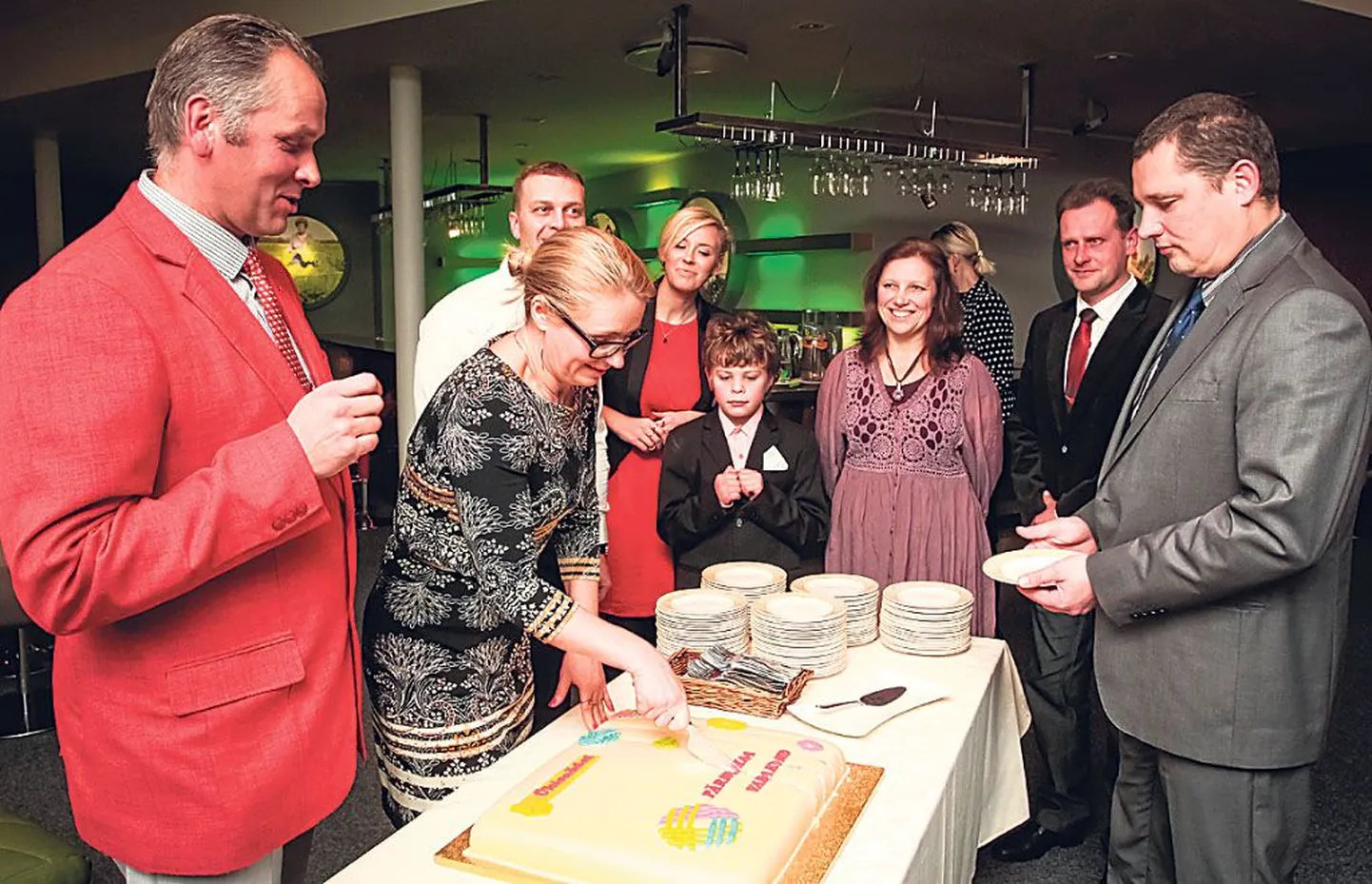 Vabakonna aasta laureaadid lõikasid lahti tordi, vasakul Randivälja külaseltsi liikmed Mart Ruumet ja Piret Pärnmaa.