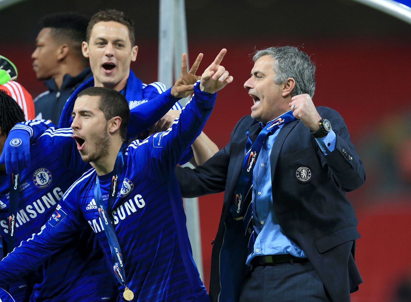 Chelsea peatreener Jose Mourinho (paremal) koos Eden Hazardi (keskel) ja Nemanja Maticiga liigakarika võitmist tähistamas.
