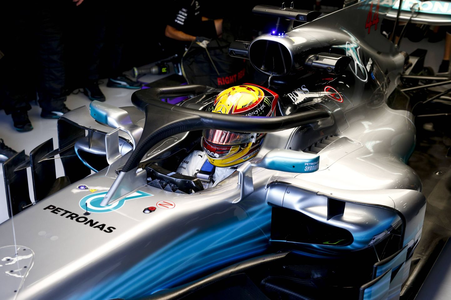 Lewis Hamilton tänavuse Belgia GP vabatreeningul turvapuuri katsetamas.
