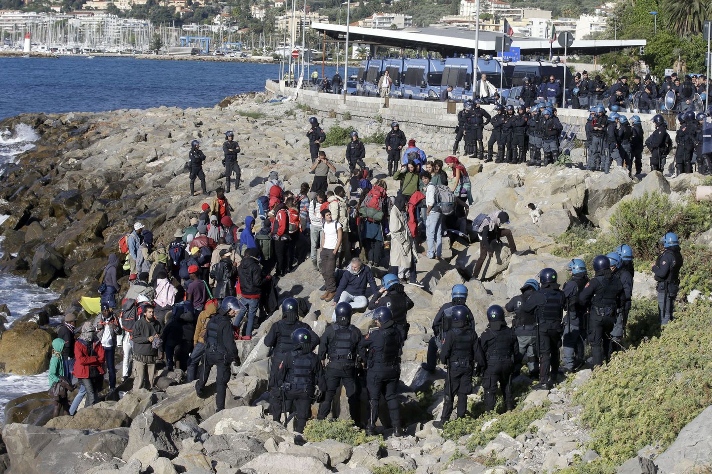 Itaalia politsei, piirivalve ja migrandid Ventimiglias