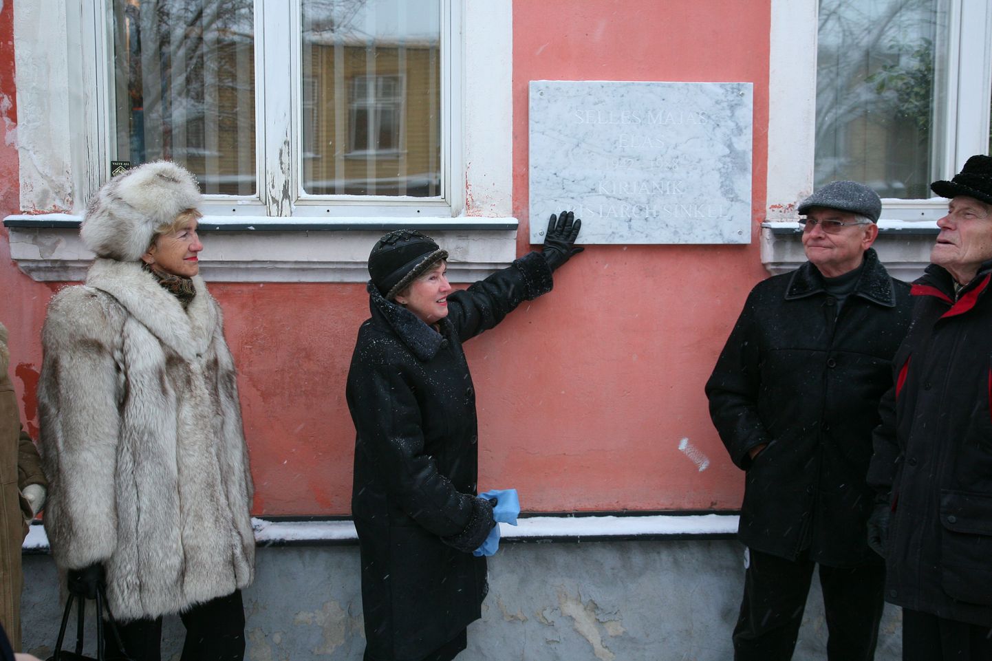 Eile avati Pärnus Aia 6 maja seinal valgest marmorist mälestustahvel Eesti kirjanikule Aristarch Sinkelile.